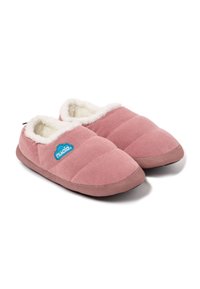 Zapatillas de corduroy rosa con forro blanco de felpa y suelas suaves, con un logo de nube azul en el lateral y un diseño acolchado.