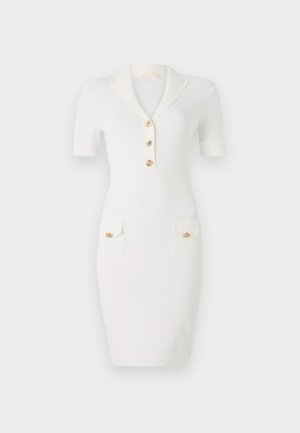 Weißes, tailliertes Kleid mit kurzen Ärmeln, einem Kragen und drei goldenen Knöpfen. Verfügt über zwei Taschen mit goldenen Knopfakzenten. Glatte Textur.