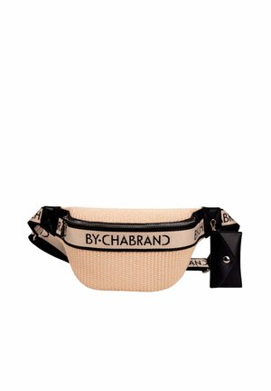 Banane tissée beige avec fermeture éclair noire, bordure noire, large sangle de marque portant l'inscription "BY·CHABRAND", et petite pochette noire attachée avec bouton-pression.