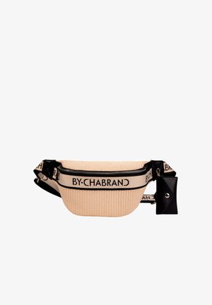 Banane tissée beige avec fermeture éclair noire, bordure noire, large sangle de marque portant l'inscription "BY·CHABRAND", et petite pochette noire attachée avec bouton-pression.