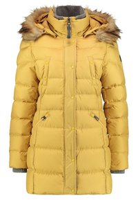 Die gelbe Steppjacke verfügt über eine mit Fell gefütterte Kapuze, Reißverschluss- und Druckknopfverschlüsse, seitliche Taschen und gerippte Bündchen für zusätzliche Wärme.