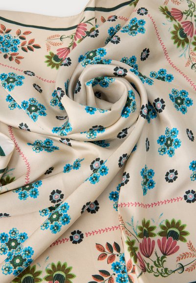 Μπεζ ύφασμα με κυματιστές πτυχώσεις που διαθέτει μπλε, μαύρα, ροζ και πράσινα λουλουδένια σχέδια και κόκκινες περιμετρικές διακοσμητικές γραμμές σε σχήμα κλήματος.