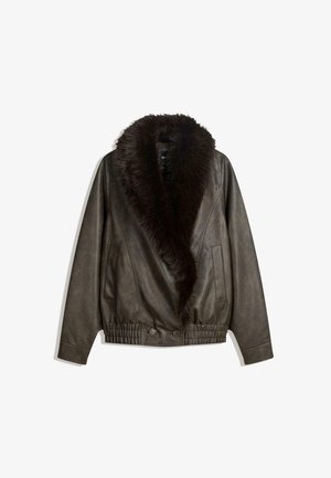 Mørkebrun læderjakke med stor fluffy pelskrave, forlommer, knapper og elastisk talje, lange ærmer, lagt fladt.