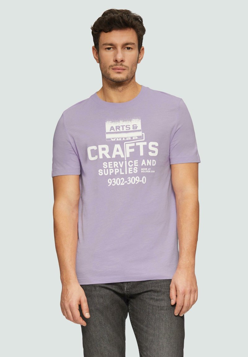 Lila t-shirt met korte mouwen, voorzien van witte bedrukte tekst over kunst en ambachten. Zachte stof met een casual pasvorm en een ronde hals.