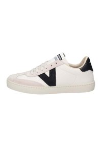 Sneaker bianca in pelle con logo V in suede nero. Presenta una punta arrotondata, lacci piatti e una suola in gomma di colore chiaro.