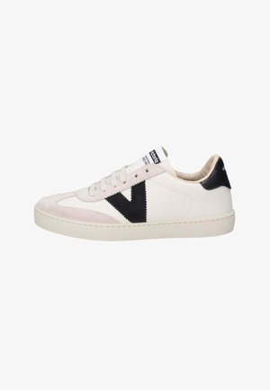 Baskets en cuir blanc avec un logo en suède noir en forme de V. Elles présentent une toe arrondie, des lacets plats et une semelle en caoutchouc de couleur claire.