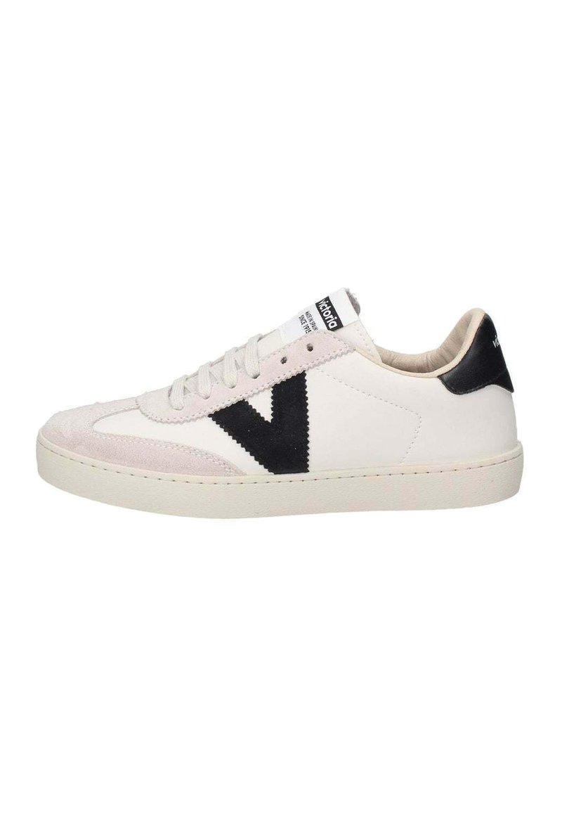 Sneaker bianca in pelle con logo V in suede nero. Presenta una punta arrotondata, lacci piatti e una suola in gomma di colore chiaro.