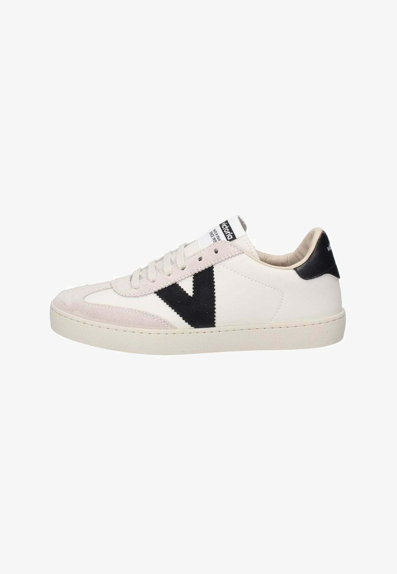 Sneaker bianca in pelle con logo V in suede nero. Presenta una punta arrotondata, lacci piatti e una suola in gomma di colore chiaro.