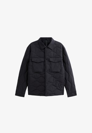 Gevoerd zwart jack met ruitenquilting, spitse kraag, twee borstzakken en knoopsluiting aan de voorkant. Gemaakt van duurzaam synthetisch materiaal.