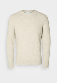 Suéter texturizado na cor creme, feito de material suave, com decote redondo e punhos e bainha canelados. Design simples e sem adornos.
