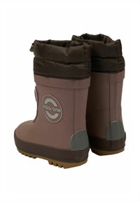 Bottes imperméables marron avec un haut rembourré, une semelle en caoutchouc, un détail de logo et des côtés texturés. La semelle est munie de sculptures pour l'adhérence et la stabilité.