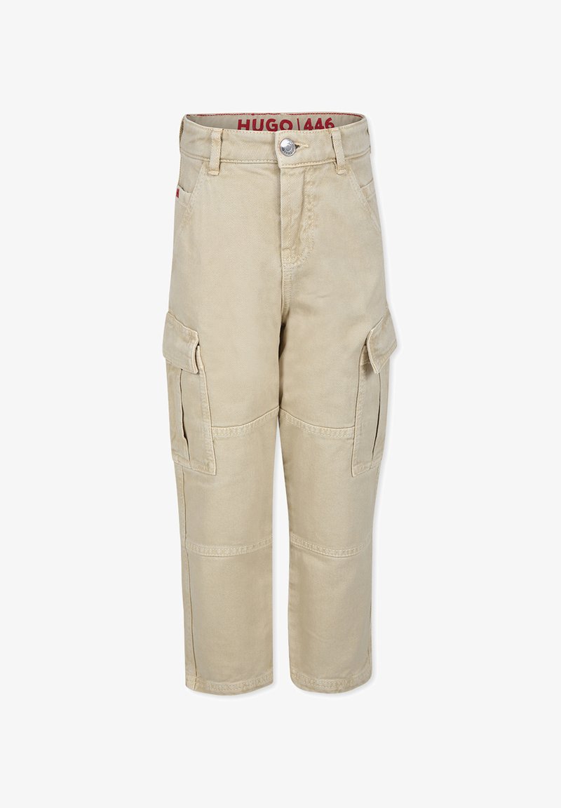 Pantalons cargo beiges avec plusieurs poches latérales, une fermeture à bouton et une coupe droite. Fabriqués en tissu durable avec une texture lisse.