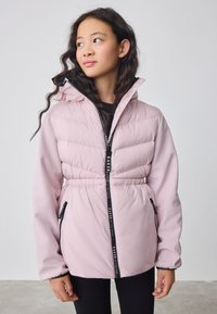 Lyserød dunjakke med indsnævret talje, hætte og lynlåslommer. Har sort hardware og branding på den forreste lynlås.
