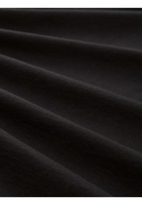 Teflon negru cu o textură moale, prezentând multiple plii orizontale care creează un aspect neted și fluid.