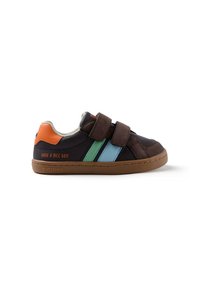 Chaussures synthétiques marron avec des rayures bleues et vertes, dotées d'accents orange. Bandes Velcro et semelle texturée avec "BONNE JOURNÉE !" imprimé sur le côté.