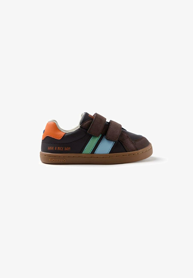 Chaussures synthétiques marron avec des rayures bleues et vertes, dotées d'accents orange. Bandes Velcro et semelle texturée avec "BONNE JOURNÉE !" imprimé sur le côté.