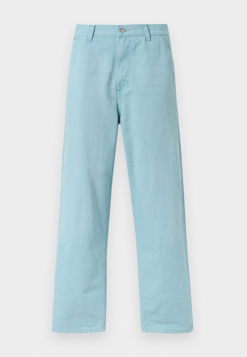 Pantalon bleu clair à jambes droites avec passants de ceinture, bouton frontal, braguette zippée et poches latérales, présenté sur un fond uni.