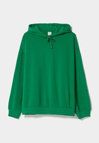 Sudadera con capucha verde hecha de tela suave, con cordón en el cuello, mangas largas y un ajuste relajado. Textura suave, diseño simple.