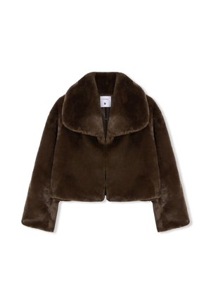 Brązowa krótka kurtka z sztucznego futra z szerokim kołnierzem i długimi rękawami. Miękka tekstura, bezszwowy design i przednie zapięcie umożliwiające łatwe zakładanie.