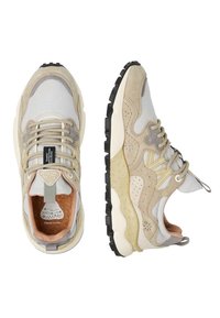 Sneaker beige e grigie con tomaia in rete e suede, dettagli texturizzati, suola in gomma nera e sistema di allacciatura flessibile.