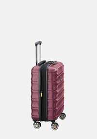 Valigia rigida di colore bordeaux con un design texturizzato e rigato, doppia zip, manico estraibile e quattro ruote girevoli.