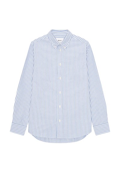 Chemise homme à manches longues boutonnée avec des rayures verticales bleu clair et blanc et un col boutonné.