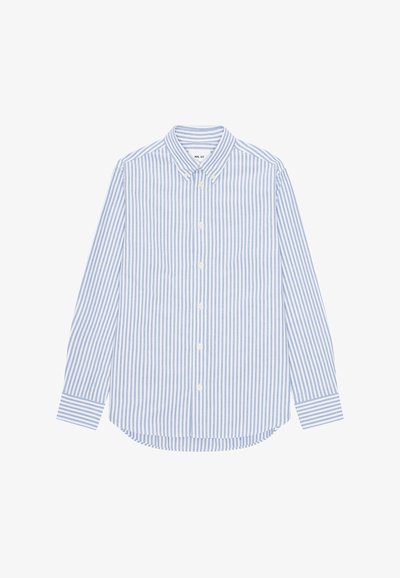 Chemise homme à manches longues boutonnée avec des rayures verticales bleu clair et blanc et un col boutonné.