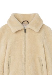 Chaqueta de piel sintética beige con una textura suave, con un collar ancho, cierre frontal y bolsillos laterales con tela de contraste.