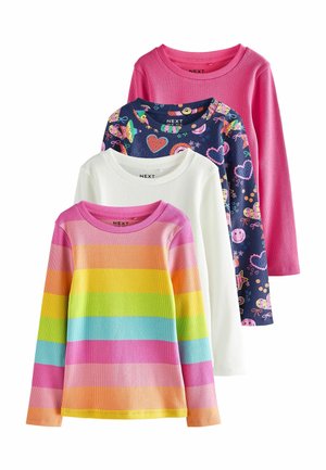 Vier langärmelige Kinderhemden übereinander gestapelt: ein einfarbiges pinkes Hemd, ein dunkelblaues Hemd mit bunten Herzen und Sternen, ein schlichtes weißes Hemd und ein mehrfarbiges Hemd mit pastellfarbenen Regenbogenstreifen.