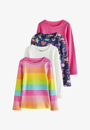 Vier langärmelige Kinderhemden übereinander gestapelt: ein einfarbiges pinkes Hemd, ein dunkelblaues Hemd mit bunten Herzen und Sternen, ein schlichtes weißes Hemd und ein mehrfarbiges Hemd mit pastellfarbenen Regenbogenstreifen.