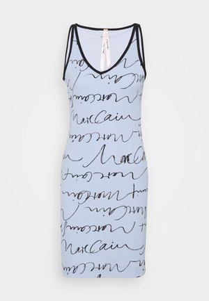Vestido sin mangas azul claro con estampado abstracto de escritura negra y ribete negro alrededor del escote y las sisas.