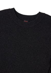 Schwarzer Ripppulli mit Rundhalsausschnitt, aus einem strukturierten Material mit dezent eingewebten metallischen Fäden.