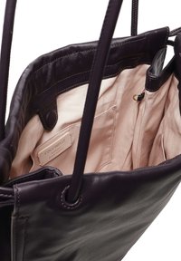 Borsa a tracolla in pelle viola scuro con fodera in tessuto rosa, dotata di due tasche interne e etichetta del marchio. Texture liscia, con spallacci.