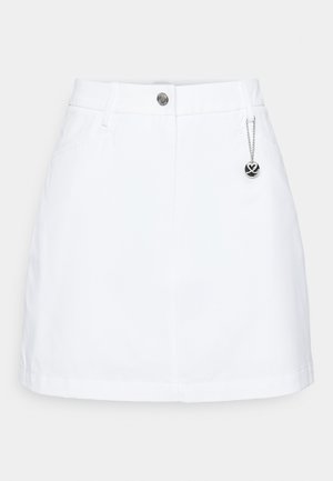 Hvit denimskjørt med tettsittende liv, knapplukking, frontlommer og en sølvkjede med en rund svart anheng.