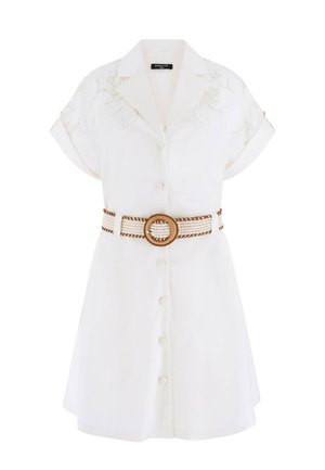 Biała sukienka z krótkim rękawem zapinana na guziki, z kwiatowym haftem na ramionach, podwiniętymi rękawami i plecionym paskiem z okrągłą klamrą w talii.