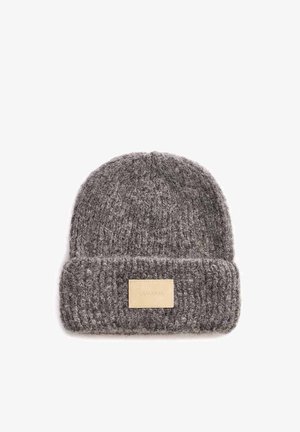 Căciulă gri tricotată, cu mansetă pliată, având un model texturat și o etichetă dreptunghiulară din piele atașată în față.