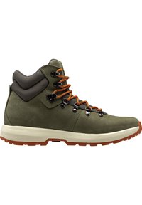 Botas de senderismo verdes de cuero con cordones naranjas, ojetes de metal negro y una suela blanca. Presentan un collarín acolchado en el tobillo y paneles laterales texturizados.