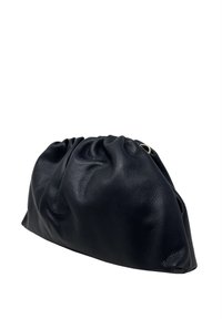 Černá kožená kabelka přes rameno s nařaseným designem, trapezoidním tvarem, hladkým povrchem a malým kovovým akcentem na boku.