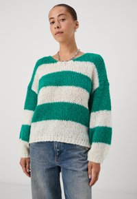 Vero Moda Petite VMERIN STRIPE V NECK - Svetrík - pepper green/birch