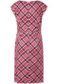 Kleid mit kurzen Ärmeln und figurbetonter Silhouette, das ein pink-schwarz-weißes Hahnentrittmuster zeigt; Rückenreißverschluss.