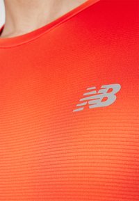 New Balance ESSENTIALS - Sport T-Shirt - neo flame