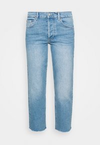 Vaqueros de mezclilla azul claro con diseño de pierna recta, dobladillos deshilachados y estilo clásico de cinco bolsillos. Tela duradera con textura suave.