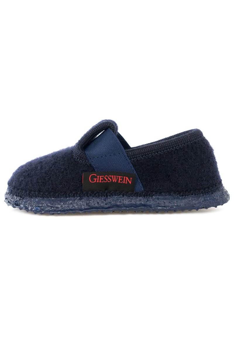 Marineblauwe slipper van zacht viltmateriaal, met een contrasterende stoffen band en rubberen zool. Inclusief een rood logo op de zijkant.