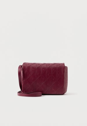 Bordeaux kožená crossbody taška s embosovaným diamantovým vzorom, obdĺžnikového tvaru a dlhým nastaviteľným popruhom. Hladká textúra.