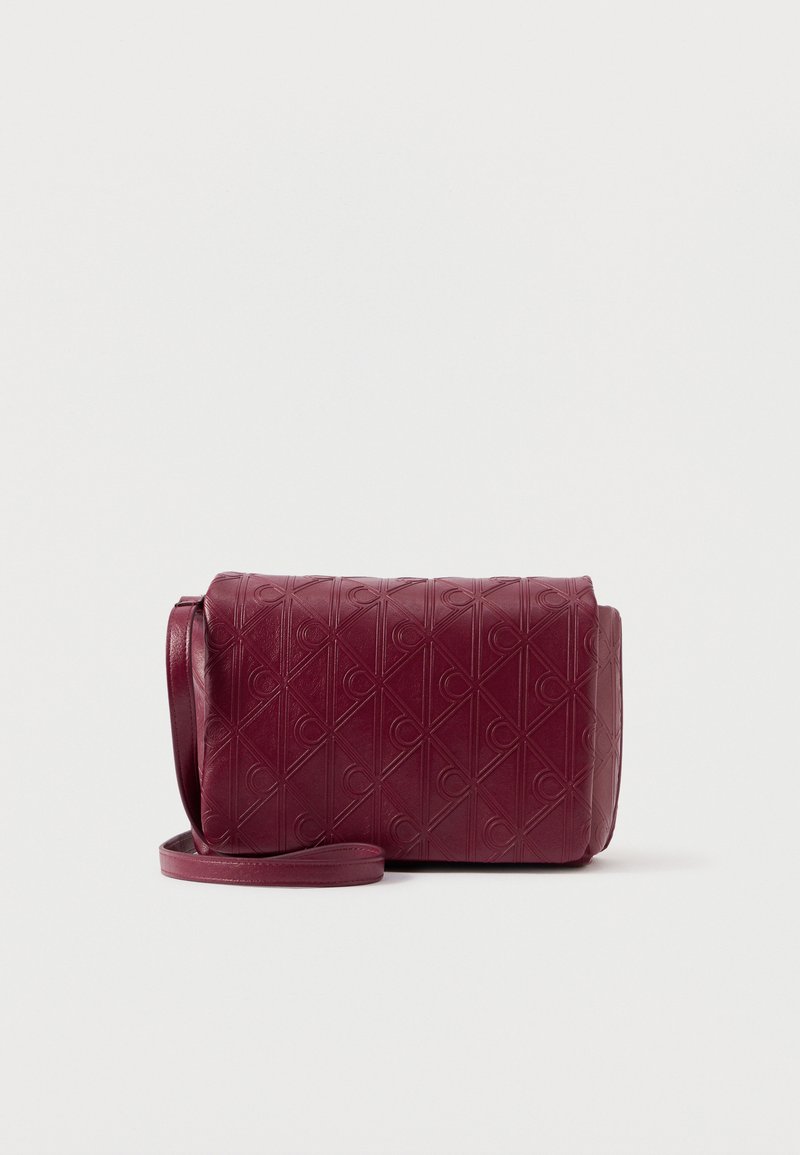 Bordeaux kožená crossbody taška s embosovaným diamantovým vzorom, obdĺžnikového tvaru a dlhým nastaviteľným popruhom. Hladká textúra.
