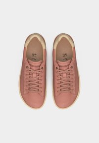 Ζευγάρι ροζ σουέντ αθλητικά παπούτσια Birkenstock με μπεζ περιμετρική λεπτομέρεια και κορδόνια, μέγεθος 41, απεικονιζόμενα από πάνω σε λευκό φόντο.