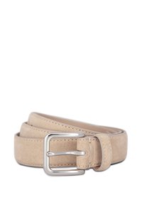 Ceinture en daim beige avec une boucle rectangulaire argentée, présentant une texture lisse et des bords soigneusement cousus, pliée pour l'exposition.