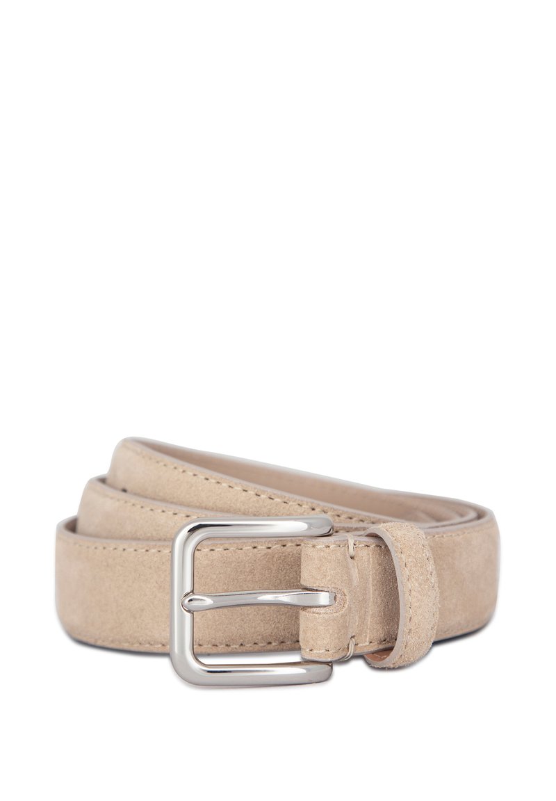 Ceinture en daim beige avec une boucle rectangulaire argentée, présentant une texture lisse et des bords soigneusement cousus, pliée pour l'exposition.