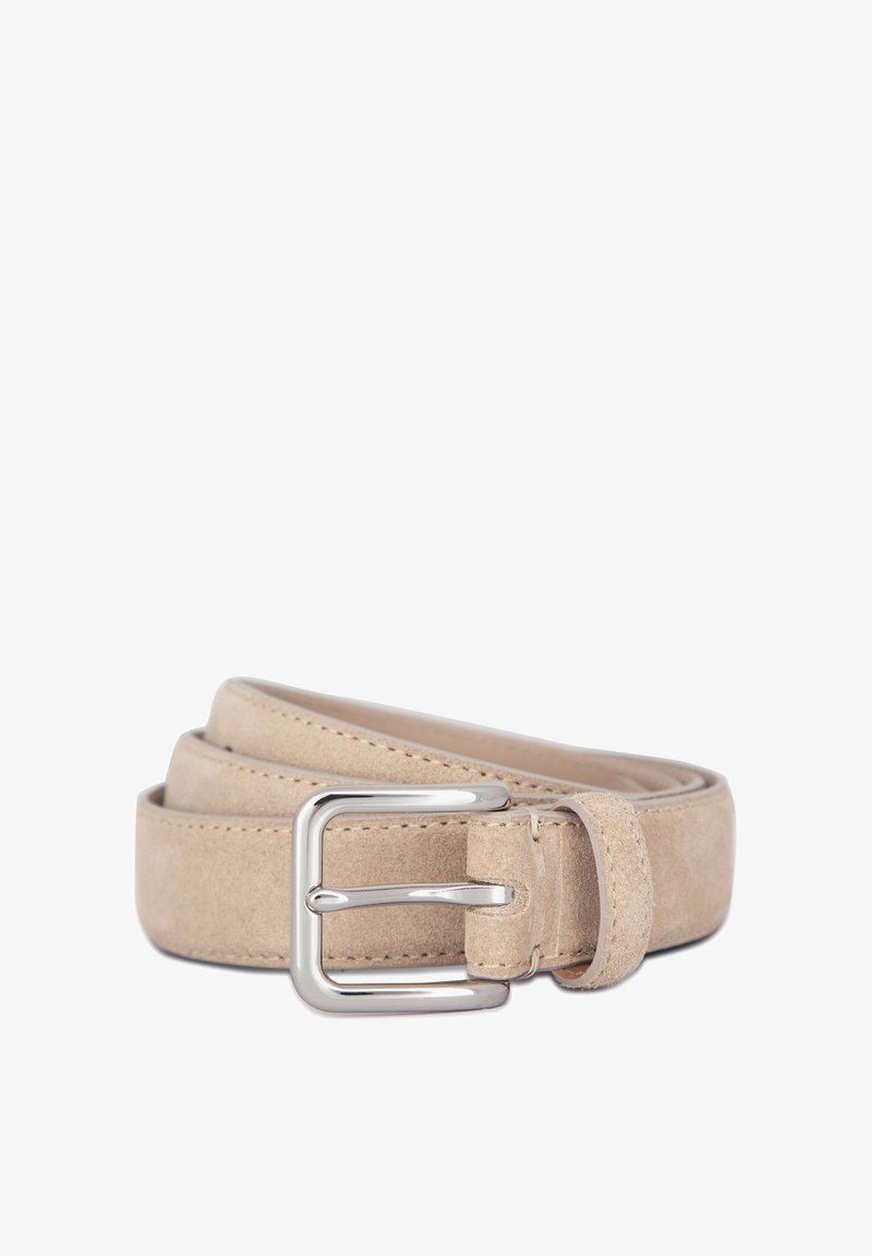 Ceinture en daim beige avec une boucle rectangulaire argentée, présentant une texture lisse et des bords soigneusement cousus, pliée pour l'exposition.