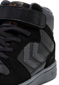 Czarne i szare sneakersy wykonane z zamszu i skóry, z fakturowaną cholewką, wzorem chevron oraz rzepem.